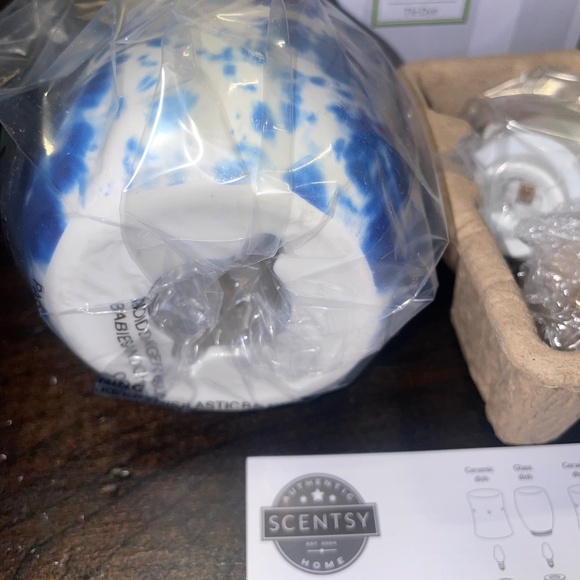 NEW Scentsy Tie Dye Mini Wax Wall Plug Warmer Blue & White - Picture 3 of 3